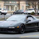 El Acura NSX original apostó por una filosofía completamente diferente a la de muchos deportivos de su época. En lugar de recurrir a elementos exagerados, su diseño limpio, bajo y perfectamente proporcionado transmitía sofisticación y deportividad. Inspirado en la aviación y desarrollado con la colaboración de pilotos de Fórmula 1, logró convertirse en un icono visual que sigue envejeciendo con enorme dignidad.