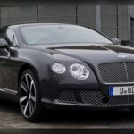 Pocos modelos simbolizan mejor el lujo automovilístico que el Bentley Continental GT. Su poderoso motor W12 ofrece prestaciones sobresalientes, mientras que su sofisticada suspensión garantiza un confort extraordinario incluso en los trayectos más largos. El interior, revestido con cuero de máxima calidad y detalles artesanales, eleva la experiencia de conducción a un nivel superior.