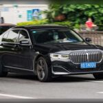 El BMW Serie 7 ofrece una experiencia de conducción sobresaliente, pero también es conocido por los elevados costes asociados a su mantenimiento. Sus motores de alta tecnología, junto con una gran cantidad de sistemas electrónicos y asistentes de conducción, requieren mano de obra especializada y piezas premium. Incluso tareas rutinarias como frenos, neumáticos o revisiones periódicas suelen tener un coste superior al de otras berlinas ejecutivas.