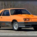 El Ford Mustang McLaren M81 fue una edición extremadamente limitada que mostró el potencial de los motores turboalimentados en plena crisis de potencia. Su bloque de cuatro cilindros y 2,3 litros desarrollaba 175 CV, una cifra notable para la época. Aunque solo se fabricaron diez unidades, este exclusivo Mustang sentó las bases para futuras generaciones de deportivos turbo de Ford.