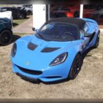Pocos deportivos ofrecen una experiencia tan pura como el Lotus Elise. Su chasis ligero, su dirección hidráulica y su configuración de motor central crean una sensación de conexión inmediata con la carretera. Cada movimiento del volante se traduce en una reacción instantánea, haciendo que muchos conductores descubran cuánto se ha perdido en algunos coches modernos en busca del confort.