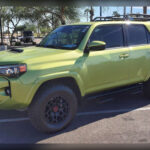 La combinación de chasis de largueros y mecánicas sencillas convierte al Toyota 4Runner en una auténtica referencia de longevidad. Muchos propietarios han superado ampliamente los 480.000 kilómetros manteniendo únicamente las revisiones habituales. Su reputación es tan sólida que incluso modelos con más de veinte años siguen circulando con total normalidad.