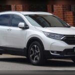 El Honda CR-V se mantiene como una referencia absoluta gracias a su equilibrio entre ingeniería eficiente y bajo desgaste mecánico. Su transmisión CVT, que en otros modelos suele ser problemática, aquí demuestra una durabilidad sorprendente, mientras que sus componentes eléctricos y de suspensión ofrecen una longevidad superior en uso real.