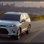Para quienes buscan espacio sin renunciar a eficiencia, el Toyota Grand Highlander Hybrid es una referencia. Sus tres filas reales, enorme habitabilidad y consumo cercano a 35 mpg lo convierten en uno de los SUV familiares más completos del mercado.