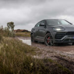 El Lamborghini Urus ya supera las 25.000 unidades vendidas desde 2018, transformándose rápidamente en el mayor éxito comercial de la marca. Su fórmula mezcla prestaciones de superdeportivo con practicidad SUV, ampliando radicalmente el público de Lamborghini.