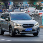 Aunque muchos lo consideran un crossover familiar, el Subaru Outback destaca por su sistema de tracción total simétrica y su motor bóxer, dos elementos clave en su reputación de durabilidad. Es especialmente popular en regiones con nieve, lluvia intensa o carreteras complicadas.