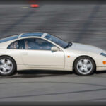 Una de sus tecnologías más avanzadas fue el sistema Super HICAS, disponible en versiones Twin Turbo. Permitía girar ligeramente las ruedas traseras según el movimiento del volante para mejorar estabilidad y precisión a alta velocidad, una solución muy avanzada para su tiempo.