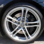 Durante los primeros años, muchos modelos de Audi ofrecen una experiencia sobresaliente: conducción suave, interiores silenciosos y gran refinamiento tecnológico. Sin embargo, después de cinco años suelen comenzar pequeños problemas que terminan acumulándose. Sensores defectuosos, luces de advertencia sin explicación clara y sistemas electrónicos inconsistentes generan visitas frecuentes al taller. El coche sigue siendo cómodo y agradable de conducir, pero empieza a exigir más atención, paciencia y dinero del esperado.