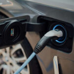 No todos los híbridos funcionan igual. Los híbridos convencionales se recargan automáticamente mediante frenada regenerativa y conducción, mientras que los enchufables ofrecen más autonomía eléctrica, pero requieren carga externa frecuente. Elegir correctamente depende de tus trayectos diarios, presupuesto y acceso a enchufes.