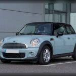 El siete veces campeón mundial de Fórmula 1, Lewis Hamilton, no comenzó precisamente con un superdeportivo. Su primer coche fue un Mini Cooper de segunda mano, adquirido tras aprobar el carnet en 2002. El británico ha confesado que ese coche representó su primera verdadera sensación de libertad.