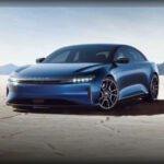 El Lucid Air Sapphire apuesta por una configuración de tres motores eléctricos y potencia descomunal. Gracias a su entrega instantánea de par, acelera con una contundencia que deja al Ferrari 360 Modena muy por detrás.