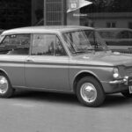 El Hillman Imp llegó como una propuesta innovadora frente al Mini gracias a su configuración de motor trasero y comportamiento dinámico ágil. Sin embargo, una producción problemática y numerosos fallos de calidad limitaron su éxito, dejando al modelo muy lejos de competir realmente con el icono británico.