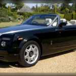 El exfutbolista David Beckham posee una colección multimillonaria donde conviven modelos como el Rolls-Royce Phantom Drophead Coupé, McLaren MP4-12C Spider, Bentley Continental GT Supersports y un Lamborghini Gallardo. Su garaje refleja una clara preferencia por lujo, exclusividad y prestaciones.