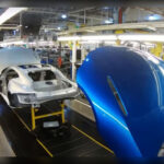 Aston Martin fabrica miles de coches al año, no cientos de miles como marcas generalistas. Esta baja producción impide beneficiarse de grandes economías de escala, encareciendo cada componente, desde faros hasta sistemas electrónicos. La exclusividad tiene un precio, y el DB11 es un claro ejemplo.