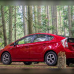 El Toyota Prius ha demostrado que un híbrido también puede durar cientos de miles de kilómetros. Las baterías originales suelen alcanzar entre 150.000 y 250.000 millas, y sus costes de sustitución son mucho más bajos que hace años. Además, su consumo sigue siendo uno de los más bajos del mercado.