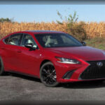El Lexus ES comparte plataforma con el Camry, pero añade un nivel de refinamiento superior. Su principal virtud no es la deportividad, sino la combinación de confort, silencio de marcha y fiabilidad mecánica. Lexus lleva años encabezando rankings de calidad y el ES mantiene esa tradición con motores robustos y un interior diseñado para durar décadas. Para quienes buscan una berlina premium sin los elevados costes de reparación alemanes, este modelo sigue siendo una apuesta muy inteligente.