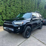 Comprar un coche únicamente por estética suele ser un error caro. Lo ideal es hacer una lista corta basada en tus necesidades reales: consumo, espacio interior, fiabilidad, seguridad, tecnología o prestaciones. No necesita lo mismo alguien que hace ciudad a diario que un conductor que viaja constantemente o una familia con niños. Definir prioridades desde el principio ahorra tiempo y evita compras impulsivas.