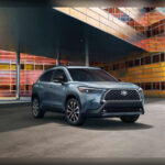 El Toyota Corolla Cross se ha convertido rápidamente en una de las opciones más accesibles dentro de la gama SUV de Toyota. Basado en la plataforma GA-C compartida con el Corolla y el Lexus UX, este crossover compacto se ensambla en Huntsville, Alabama, dentro de la planta conjunta Mazda Toyota Manufacturing. Toyota apostó por producir localmente uno de sus SUV urbanos más económicos y eficientes, especialmente en su variante híbrida, capaz de alcanzar hasta 42 MPG gracias a un sistema híbrido con tres motores eléctricos.