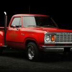 La Dodge Lil Red Express Truck fue una de las creaciones más extravagantes e inesperadas de la década. Gracias a ciertos vacíos legales aplicados a vehículos comerciales, Dodge consiguió mantener niveles de rendimiento muy superiores a los de muchos coches deportivos tradicionales. Sus enormes escapes cromados verticales y su brutal imagen callejera la convirtieron en una leyenda instantánea, demostrando que todavía existían formas de mantener viva la potencia americana pese a las restricciones.
