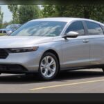 El Honda Accord sigue siendo una de las compras más inteligentes para quienes buscan un sedán duradero y cómodo por menos de 20.000 dólares. Su motor 1.5 turbo ofrece buenas prestaciones y consumos razonables, mientras mantiene una reputación excelente en términos de longevidad mecánica. Además, destaca por un interior amplio y un maletero que supera a muchos rivales directos. El Accord continúa siendo uno de los coches usados más equilibrados y fiables que se pueden comprar actualmente.