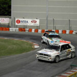 El Lancia Delta S4 representa la locura absoluta de la era Group B del Mundial de Rally. Aunque compartía nombre con el Delta convencional, en realidad era un prototipo de competición disfrazado de coche de calle. Su motor 1.8 utilizaba simultáneamente turbo y compresor para eliminar el retraso del turbo y generar una aceleración brutal en cualquier superficie. En especificación de rally superaba los 500 caballos y se convirtió en una de las máquinas más rápidas y peligrosas jamás vistas en competición. Hoy es uno de los coches de rally más legendarios y valiosos del planeta.