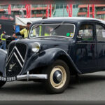 El Citroën Traction Avant revolucionó la ingeniería automovilística en los años 30 gracias a la adopción de tracción delantera y carrocería monocasco, tecnologías extremadamente avanzadas para su época. Estas soluciones mejoraron el espacio interior, el comportamiento dinámico y la eficiencia general del vehículo. Décadas después, prácticamente toda la industria terminaría utilizando conceptos similares inspirados en este innovador modelo francés.