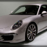 Mientras la mayoría de fabricantes abandonaban la configuración de motor trasero, el Porsche 911 Carrera S siguió apostando por una fórmula única que ha definido su personalidad durante décadas. Su actual motor bóxer biturbo de 3.0 litros y 443 caballos permite acelerar de 0 a 100 km/h en apenas 3,1 segundos. Su combinación de tradición, lujo y prestaciones ha convertido al 911 en uno de los automóviles más deseados del mundo.