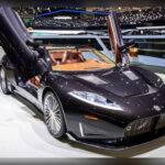 El Spyker C8 Spyder es uno de los deportivos más raros producidos durante los años 2000. La firma neerlandesa recuperó una histórica marca desaparecida décadas antes y lanzó este roadster con motor Audi V8 biturbo de 525 caballos. Su interior destacaba por una calidad artesanal extraordinaria y por detalles únicos, como el sistema de cambio manual con varillaje visible. Con apenas 121 unidades fabricadas, sigue siendo uno de los superdeportivos más exclusivos de toda la década.