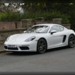 El Porsche 718 Cayman es uno de esos deportivos capaces de hacer que cualquier carretera parezca un circuito. Su motor central proporciona un reparto de pesos casi perfecto, mientras que la dirección transmite una enorme cantidad de información al conductor. Aunque la versión básica acelera de 0 a 100 km/h en torno a los cinco segundos, la sensación de control y agilidad hace que parezca considerablemente más rápido en cualquier situación.