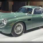 La colaboración entre Aston Martin y el carrocero italiano Zagato dio origen a uno de los deportivos más admirados de la historia. Con únicamente 19 unidades producidas, el DB4 GT Zagato combinaba ingeniería británica, construcción ligera y un diseño espectacular. Su pasado en competición y su exclusividad han provocado que las pocas unidades existentes alcancen cifras multimillonarias en el mercado de coleccionistas.