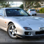 La tercera generación del Mazda RX-7 es considerada por muchos entusiastas como una auténtica obra de arte. Sus líneas fluidas, los característicos faros escamoteables y una carrocería libre de excesos crearon una silueta extremadamente elegante. Incluso décadas después de su lanzamiento, continúa pareciendo moderno y atractivo, algo reservado únicamente a los diseños más exitosos de la historia.