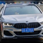 El BMW Serie 8 Gran Coupé consigue equilibrar perfectamente prestaciones y comodidad. Su diseño elegante y musculoso se combina con una gama de motores potentes y un comportamiento dinámico sobresaliente. En el interior destaca la presencia de tecnología de última generación y acabados premium que convierten cualquier desplazamiento en un viaje de primera clase.