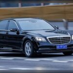 Durante décadas, el Mercedes-Benz Clase S ha sido sinónimo de lujo y sofisticación. No obstante, sus avanzadas suspensiones neumáticas, sistemas de confort y equipamientos tecnológicos pueden generar facturas importantes cuando aparecen averías. A medida que pasan los años, los costes de mantenimiento y reparación suelen aumentar, especialmente en las versiones equipadas con las tecnologías más avanzadas de la marca.
