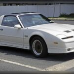 El Pontiac Firebird GTA Turbo Trans Am de 1989 marcó el renacimiento de las prestaciones dentro del segmento. Gracias a un motor V6 turbo heredado de la familia Buick Grand National, entregaba 250 CV y unas prestaciones que lo situaban entre los coches más rápidos fabricados por Pontiac. Su producción limitada lo ha convertido en una auténtica pieza de colección.