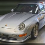 El Porsche 911 de generación 993 representa uno de los momentos más importantes en la evolución del mítico deportivo alemán. Mantiene el carácter único de los 911 refrigerados por aire, pero añade una estabilidad mucho más accesible para el conductor. La peculiar sensación de llevar el motor detrás del eje trasero sigue presente, ofreciendo una experiencia imposible de confundir con cualquier otro coche deportivo.
