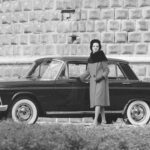 El Fiat 2300 representó la visión de Fiat para el segmento ejecutivo en los años 60. Diseñado con amplios espacios interiores, motores de seis cilindros desarrollados por el ingeniero Aurelio Lampredi y un maletero gigantesco, ofrecía un elevado nivel de confort para largos viajes. Aunque era una berlina competente y refinada, su conducción pesada y poco deportiva impidió que alcanzara el prestigio de algunos de sus rivales europeos.