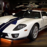 El Ford GT de 2005, potenciado hasta unos 800 CV con compresor Whipple, reinterpretaba el mítico GT40 de Le Mans, una referencia directa a la historia dorada de la resistencia.