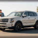 El Kia Telluride sigue conquistando a las familias por su diseño robusto y elegante. Además de ofrecer una cabina silenciosa y espaciosa, destaca por sus avanzados sistemas de seguridad y una calidad de construcción que rivaliza con modelos mucho más caros.