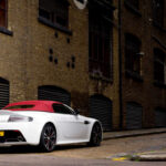 El Aston Martin Vantage, comercializado desde 2005, supera también las 25.000 unidades. Este modelo ayudó a revitalizar la firma británica gracias a una propuesta más accesible dentro del universo premium deportivo.