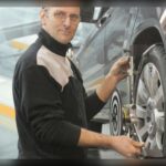 Uno de los mayores errores al comprar un coche con alto kilometraje es pensar únicamente en el precio inicial. En realidad, los costes empiezan a subir silenciosamente mediante alineaciones frecuentes, cambios de fluidos, sensores defectuosos y piezas de goma desgastadas. Cada reparación individual puede parecer asumible, pero juntas terminan convirtiéndose en un gasto constante que muchos propietarios no calculan correctamente.
