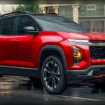 El Chevrolet Equinox es uno de los SUV compactos más populares en Norteamérica, pero también uno de los peor valorados en términos de fiabilidad. Su preocupante puntuación de 17 sobre 100 refleja problemas que afectan directamente al bolsillo de los conductores. Sustituir el depósito de combustible puede superar los 1.500 dólares, mientras que reparar el compresor del aire acondicionado suele costar más de 1.000 dólares. Las averías relacionadas con sistemas básicos del vehículo están afectando seriamente el valor a largo plazo del Equinox.