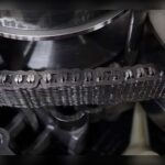 Las transmisiones automáticas de Audi destacan cuando son nuevas por su rapidez y suavidad, especialmente en modelos equipados con cajas S tronic. El problema aparece con el envejecimiento del vehículo, cuando algunos propietarios comienzan a experimentar tirones, cambios bruscos o comportamientos extraños en la transmisión. Fuera de garantía, las reparaciones suelen ser extremadamente costosas y los reemplazos completos pueden superar fácilmente varios miles de dólares. Para muchos conductores, los problemas de transmisión marcan el momento exacto en el que la ilusión de tener un Audi empieza a desaparecer.