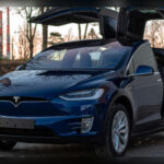 El Tesla Model X ha conquistado a compradores adinerados que buscan innovación y movilidad eléctrica. Sus llamativas puertas Falcon Wing, gran aceleración y enorme carga tecnológica lo convierten en uno de los SUV eléctricos más reconocibles del mercado.
