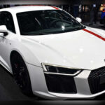El Audi R8 ofrece estética de supercar, pero con un enfoque más contenido que otros rivales exóticos. Sus líneas marcadas, postura ancha y diseño tecnológico hacen que proyecte modernidad y exclusividad sin caer en excesos visuales.