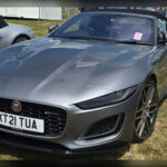 El Jaguar F-Type R combina un V8 sobrealimentado con sistema AWD para maximizar la tracción desde parado. Sus versiones modernas son notablemente más rápidas que el deportivo italiano en aceleración pura.