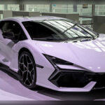 Con el Lamborghini Revuelto, la marca italiana llevó su clásico motor V12 a una nueva dimensión gracias a la electrificación. El resultado es una aceleración explosiva acompañada por una banda sonora brutal. Este superdeportivo no solo impresiona al arrancar: sigue empujando con ferocidad incluso a velocidades donde otros ya se rinden.