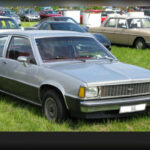El Chevrolet Citation pretendía plantar cara a la competencia japonesa con tracción delantera y carrocería hatchback. Aunque sobre el papel parecía moderno, problemas de calidad interior, ruidos constantes y una experiencia de conducción decepcionante hundieron rápidamente su reputación.