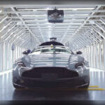 El acabado exterior del DB11 requiere un tratamiento casi obsesivo. Cada coche pasa por múltiples capas de imprimación, pintura y barniz, además de lijados y pulidos manuales. Aston Martin dedica alrededor de 25 horas solo al proceso de pintura, logrando un nivel de brillo y profundidad muy difícil de igualar.