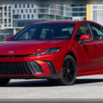 El renovado Toyota Camry llega con motorización híbrida de serie en todas sus versiones. Supera fácilmente los 50 mpg y añade sistemas de seguridad actualizados junto con tracción total opcional, consolidándose como una de las berlinas más completas y fiables del mercado.