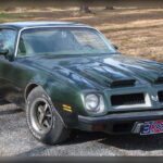 Mientras el Pontiac Trans Am apostaba por spoilers y agresividad visual, el Firebird Formula prefería mantener un perfil mucho más discreto. Sin embargo, bajo esa apariencia escondía exactamente los mismos motores LT1 y posteriormente LS1 V8. Era prácticamente un muscle car camuflado, capaz de acelerar con violencia y sorprender constantemente a rivales que esperaban un coche mucho menos serio. Entre fanáticos estadounidenses, el Formula se convirtió en uno de los sleepers más respetados de su época.